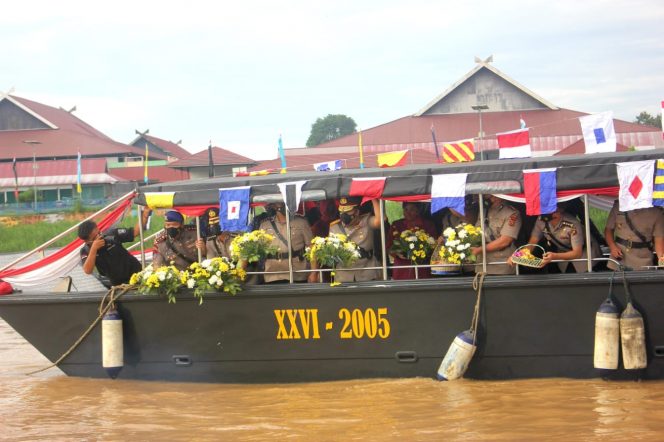 
					Sambut HUT Bhayangkara Ke 76 , Wakapolda Jambi Pimpin Tabur Bunga DiSungai Batanghari