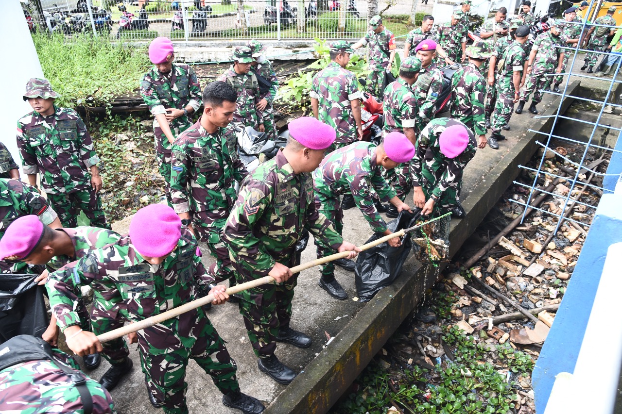 Sambut HUT Ke-77 TNI, Prajurit TNI Di Pontianak Laksanakan Karya Bhakti ...