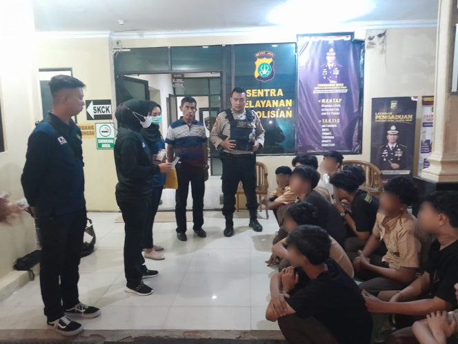 
					Polisi Lakukan Pemeriksaan Urine Terhadap Siswa PGRI 1 Halim Yang Tertangkap Hendak Tawuran