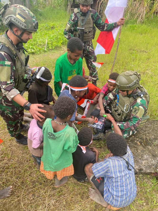 
					Dalam Rangka Giat Bhakti memperingati HUT RI ke-79, Wadansatgas Kapten Inf Syarif Al Martadha menyampaikan Satgas Pamtas Mobile RI-PNG Yonif Para Raider 432/WSJ membagikan sejumlah mainan dan baju untuk anak-anak masyarakat di Distrik Dal, Kab.Nduga, Papua  17 / 8 / 2024.