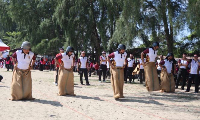 
					HUT RI ke-79, Polres Aceh Timur Gelar Jalan Sehat dan Family Gathering