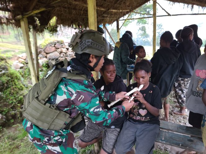 
					Bantuan Alat Musik Bapak Kasad Kepada Masyarakat Distrik Mbua di manfaatkan Prajurit Lintas Udara 432 bersama pendeta Amis dan anak anak dalam mengadakan Extraculiculer pentas Musik di Distrik Mbua,Kabupaten Nduga,Papua Pegunungan,(15/10/2024).