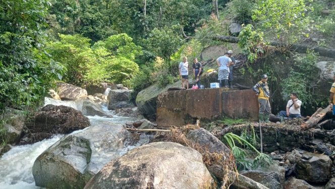 
					Tanggul Jebol , Direktur PDAM Tirta Saiyo Pasaman Dedi Eka Putra Tanggapi Situasi Turun Langsung ke Lokasi