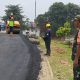 Babinsa Sepanjang Jaya Pantau Finishing Pengaspalan Jembatan Kemang Pratama