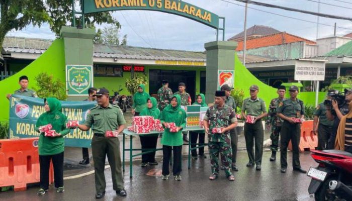 Koramil 05 / Bala Raja dan Persit KCK Ranting 06 Berbagi Takjil