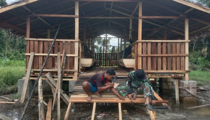 Satgas TNI TMMD Ke-123 Kodim 0416/Bute,Membantu Pembangunan Tangga Kambing Di Desa Teluk Kuali.